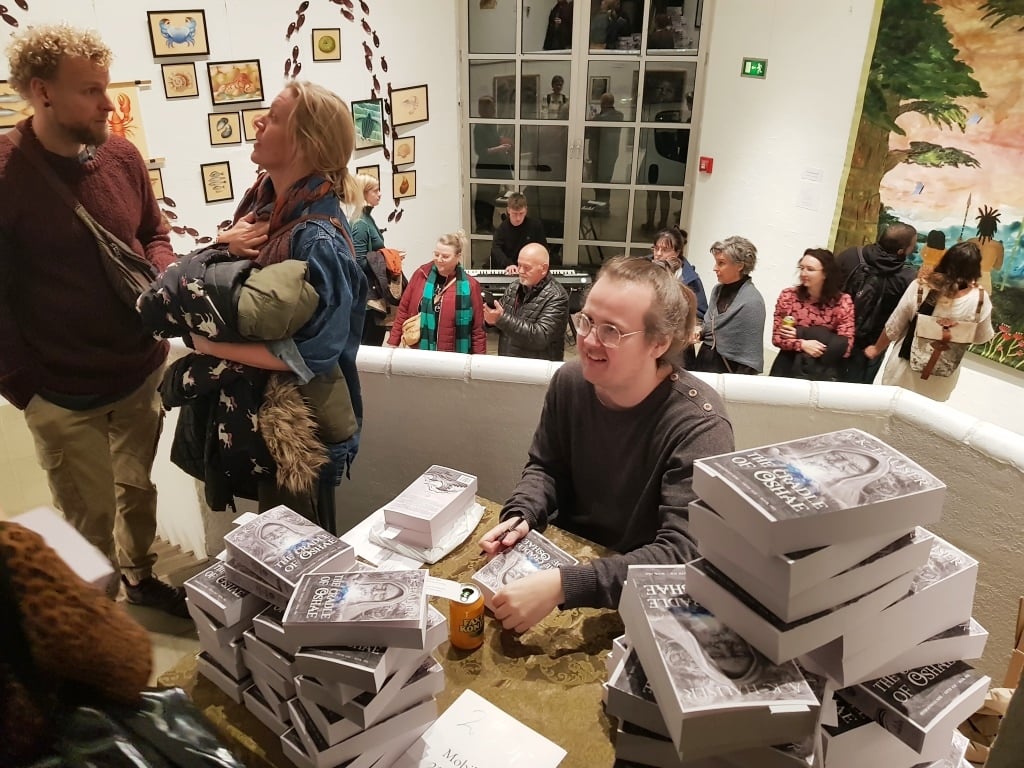 Andy Hauser signerer sin fantasiroman Andy Hauser signerer sin fantasiroman