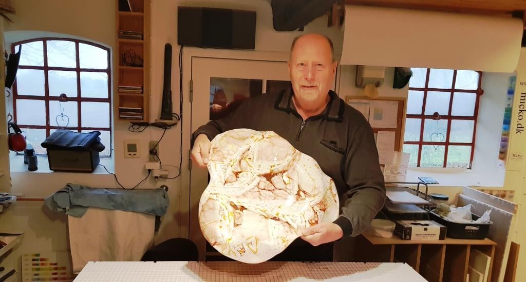 Glaskunstner Michael Kofod viser et færdigt glasfad Glaskunstner Michael Kofod viser et færdigt glasfad